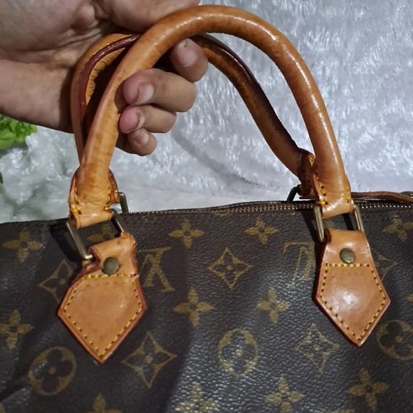 Authentic Louis Vuitton Monogram Speedy 30 with Dustcover - Picture 10 of 15